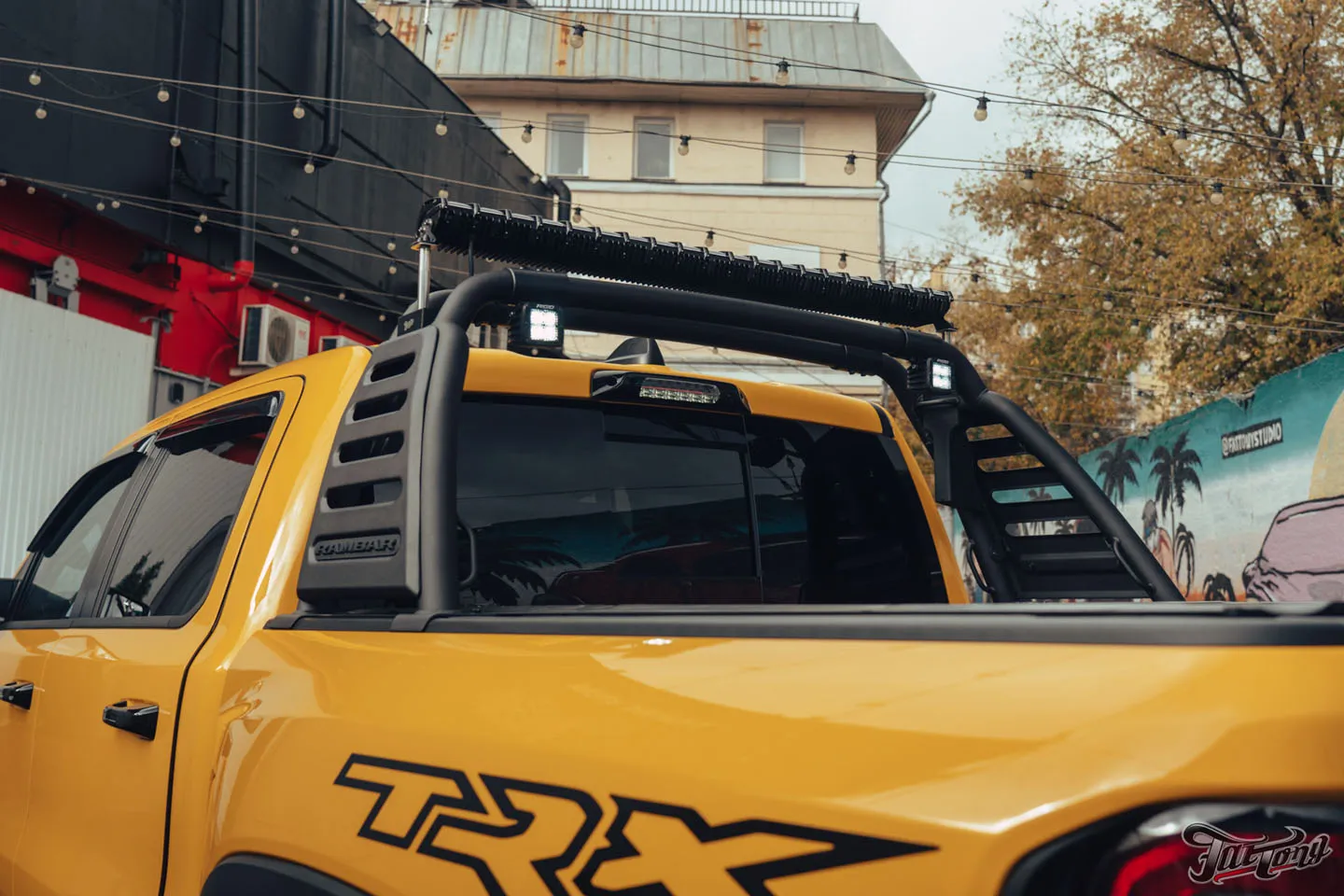 Тюнинг новенького RAM TRX Havoc Edition, часть 2: установка пневмосигнала Hadley, полезные доработки по кузову, установка световой балки Rigid на разработанном нами выдвижном механизме